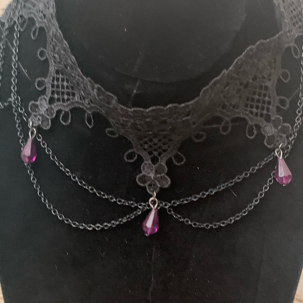 ⭐️ NIB Lace choker with purple gems.